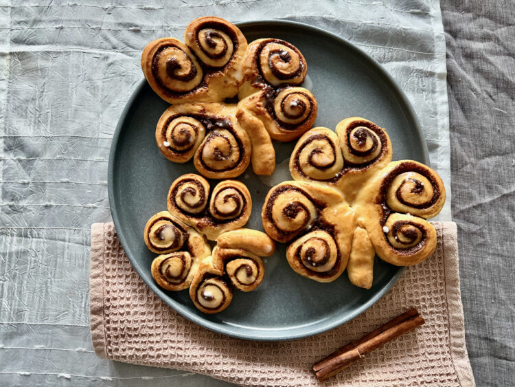 Glücksklee-Zimtschnecken